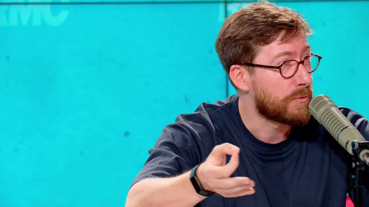 🛒 Tenues au supermarché 🎙️ Pierre Rondeau : "Je suis pour la fashion police ! S'habiller en débardeur, claquettes, ne venez pas dans les rues ! Ni pantacourt, tongs... Respectez-vous, sachez vous habiller correctement ! Il y a tous les poils qui ressortent de tes aisselles !"