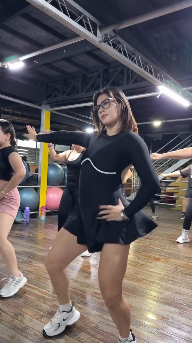 Primera Parte 💃🏻La rumba terapia una buena práctica para hacer cardio, 🔥esta mujer tiene algo difícil de describir, obsérvala.