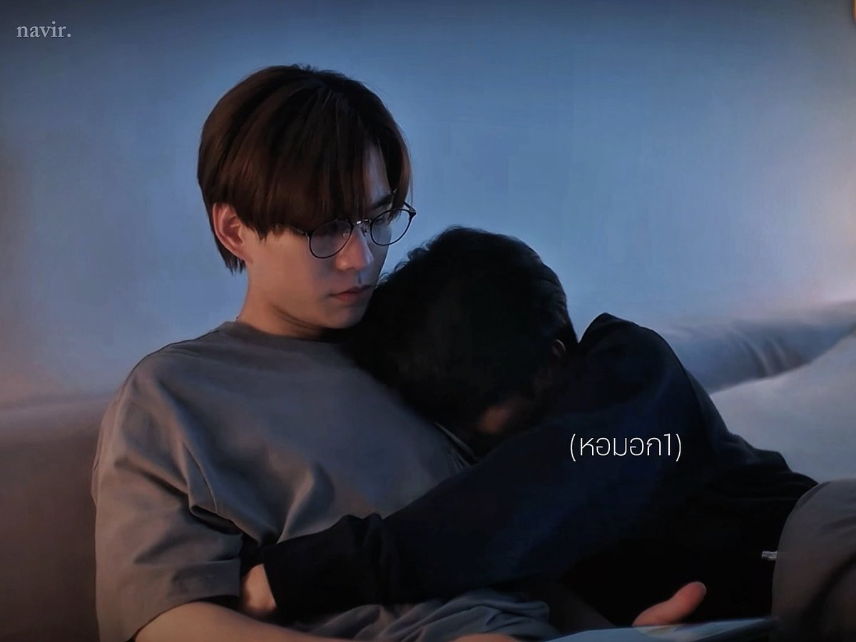 ฝุ่นติดกลิ่นพี่ฟ้ามาก ทั้งหอมอก หอมซอกคอ หอมแก้ม ไหนจะเล่นหูพี่ฟ้าอีก ที่เขาบอกว่ากลิ่นคนรักทำให้สบายใจเป็นไง ดูได้จากฝุ่นเลย หอมฟอดๆเลยล่ะ ใดๆอยากรู้ทำไมฝุ่นถึงเลือกหอมอกพี่ฟ้าอะ คือไม่ค่อยเห็นภาษากายนี้เท่าไหร่ แต่เป็นอะไรที่แบบกรี๊ดมาก ภาษารักคู่นี้โคตรดีเลยจริงๆนะ
