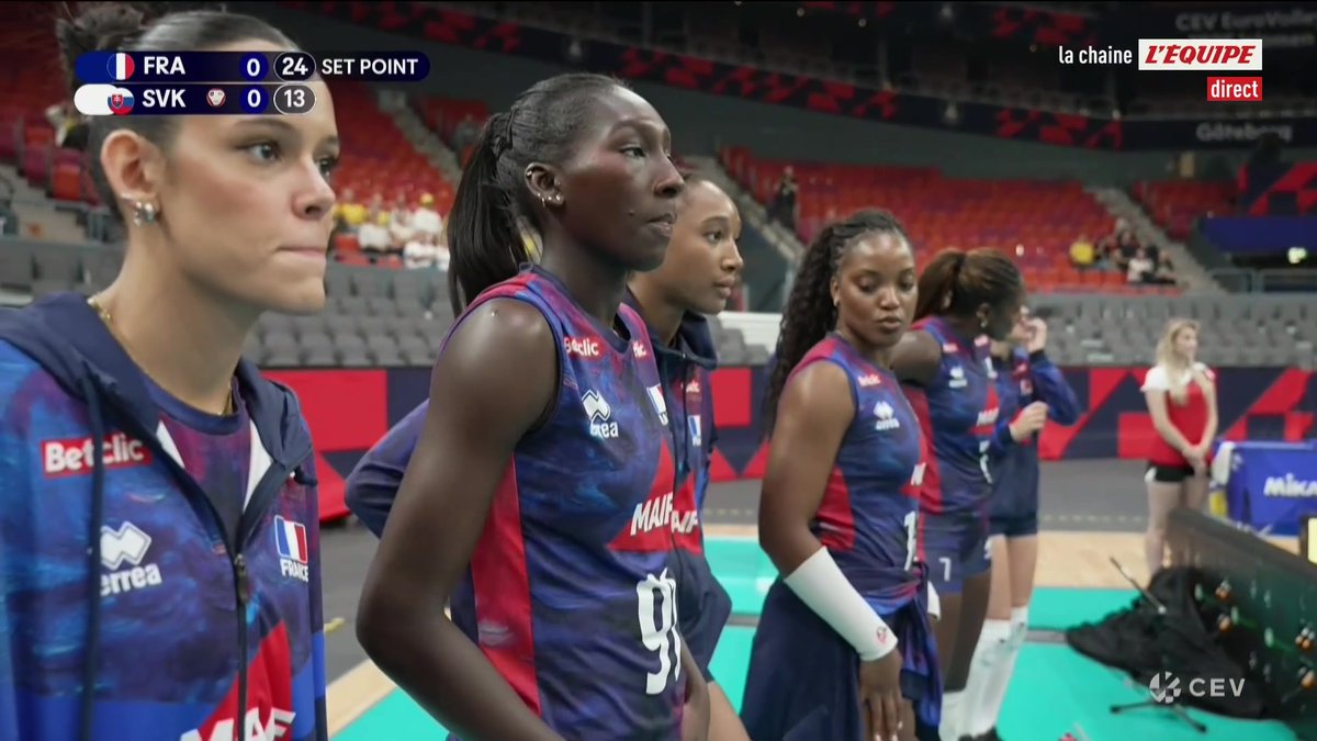 Les Bleues remportent le premier set face à la Slovaquie de leur premier match à l'Eurovolley ! Le direct : #lequipeVOLLEY