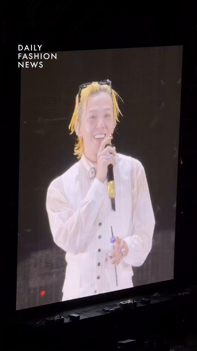 🐉: Oh, it rained again today, so I was actually a little worried. 🐯: Yeah, it rained all day outside. 🐉: But since we have Taeyang, there’s nothing to worry about. 🐯: We don’t pay any electricity bills. We run this whole thing on solar power. Our electricity bill is 0 won right now. #BIGBANG #빅뱅 #COSMOS_WORLD_TOUR_IN_GOYANG