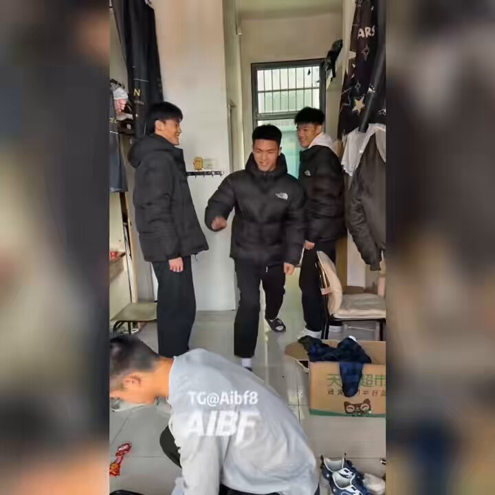 《疯狂假期》浩子的火车艳遇，买不到卧铺票，好在有好心人可以要求肉偿🔞刺激的一晚上开始了 #男男 #ai短剧 #成人短剧