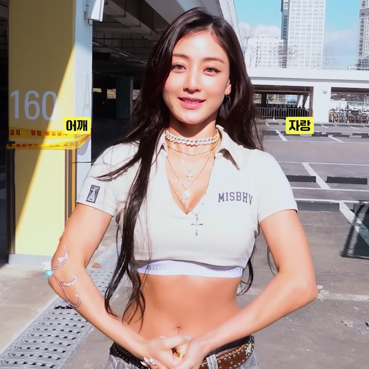 beautiful abs on display but yes let's flex that shoulder muscles too 😵‍💫