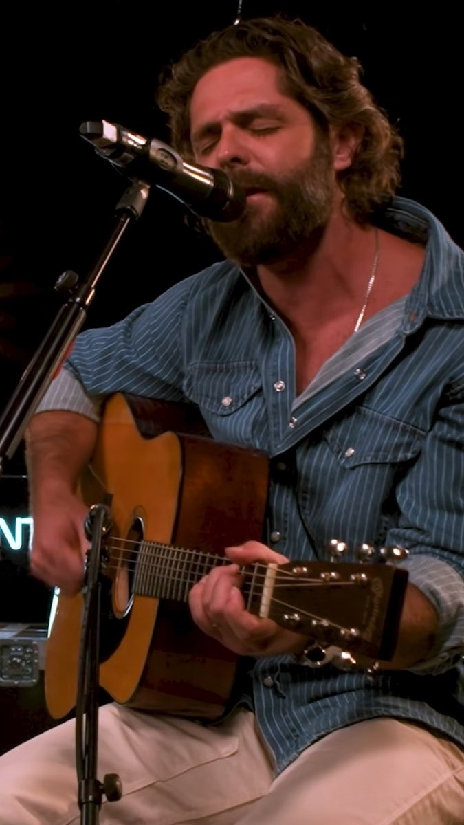 He's choosin' Texas, I can tell… #ThomasRhett #EllaLangley #countrymusic Video credit: Absolute Radio Country