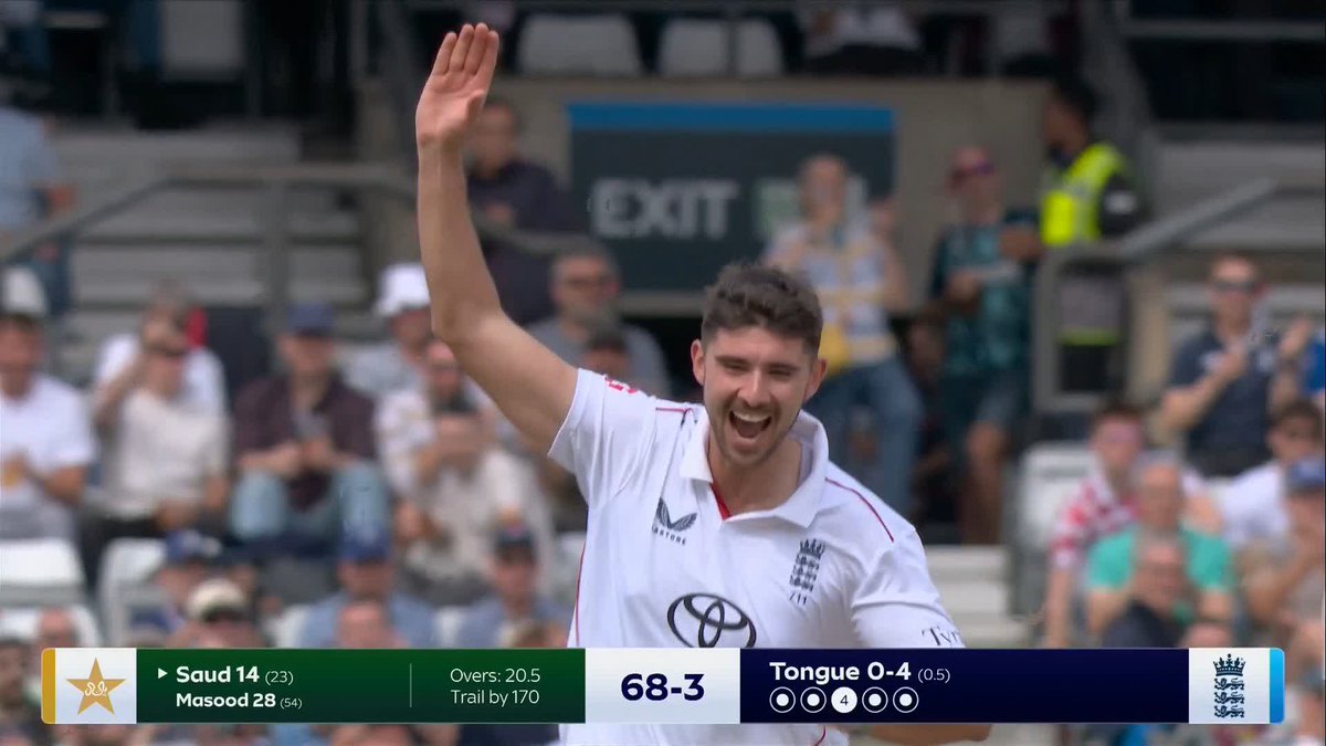 A brilliant catch by Lawrence to dismiss Saud Shakeel! 🧤