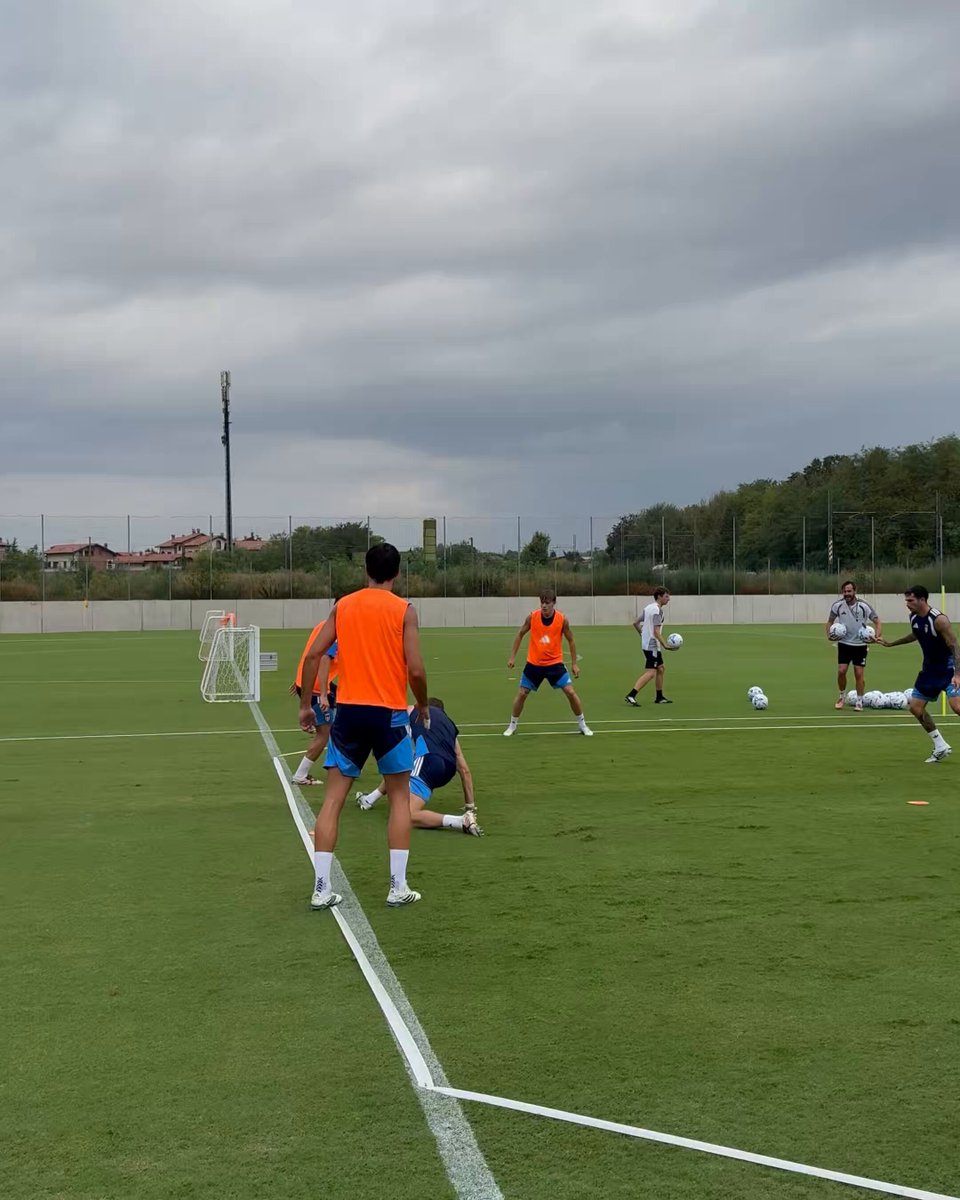Four nutmegs in 30 seconds of rondo. This is where tiki-taka gets sharpened. Careful not to end up in the middle 🔵
