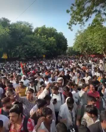 बीजेपी को पिछले कुछ सालो में बेवजह के उड़ते तीर लेने की आदत सी हो गई है …खामखा UGC का उड़ता तीर लेकर अपना वजूद खतरे में डाल दिया ये भीड़ आज जंतर-मंतर पर UGC ROLL BACK को लेकर एकत्रित हुई है …