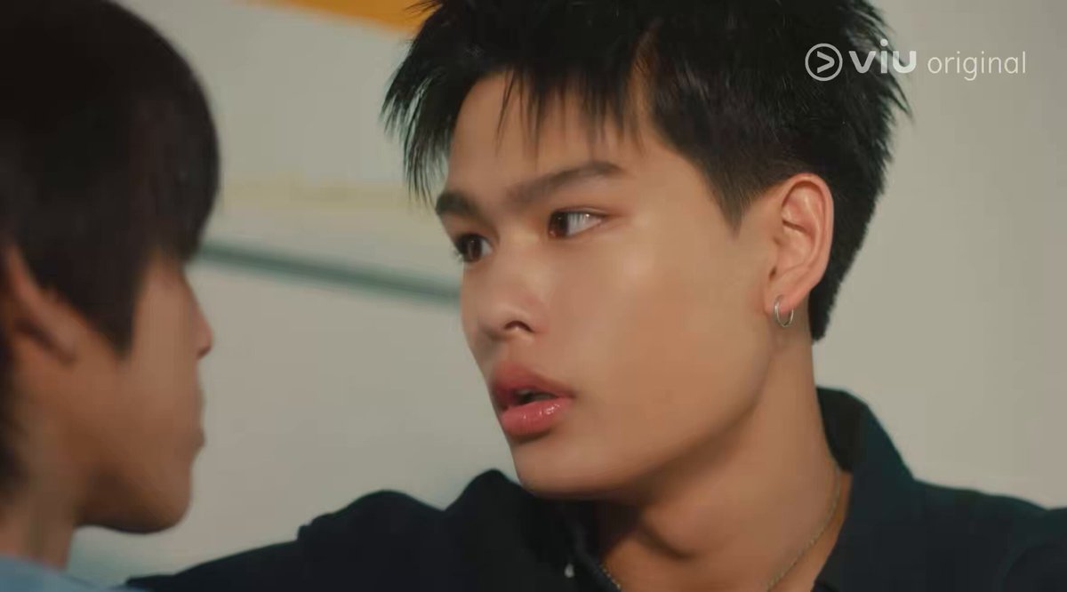 เฟรม : เพราะกูไม่ได้ชอบมึงที่รูปพวกนั้น กูชอบมึงที่ตรงนี้ — ประโยคนี้ทัชใจมากเลยว่ะเฟรม คือฟังแล้วน้ำตาคลอ คือโคตรจะดีเลยอะ ดีไปหมด ปลอบเคะได้ดีโคตร วาสนากันและกันมาก ตอนแรกดูเหมือนจะไม่ดีเลยคู่นี้ แต่ไปๆมาๆ ลงตัวมาก t - t MAKE IT RIGHT FAMILY #MIR2026EP6 #shane_tnp #peemkrit
