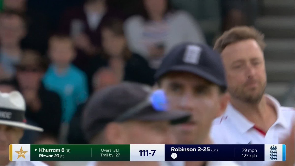 "Edged. Gone." Pakistan are 8 down! 🚨