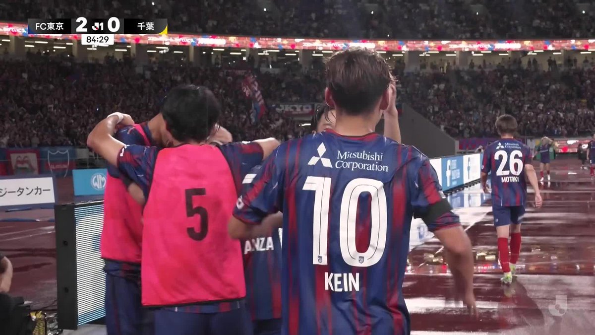 FC東京vs千葉 #失点分析 FC東京のGKから右サイドへのロングボール。FC東京の右サイドハーフの選手が競ったときにその背後へ抜けるFWに対して千葉の左CBの選手がついていったが、 このとき右CBの選手も同じようにラインを下げながら左CBとの距離を縮め、CB間のスペースを締める必要があった。左CBの選手が引き出されたのであればその空いたスペースを誰が埋めるのかを考えなければいけない。 FC東京の右サイドハーフの選手がヘディングでボールを裏へそらした後、千葉左CBの選手の対応にも改善点がある。ボールがバウンドしている間にもっと相手FWとの距離を詰め前を向かせない守備をしなければいけなかった。ここで寄せ切れず簡単に前を向かせてしまったことで、ノープレッシャーの状態から質の高いクロスを上げられている。 また、右CBの選手も最後まで左CBのエリアをカバーするわけでも危険なエリアへスプリントで戻るわけでもなく、対応が曖昧になってしまった。 自分のところに相手選手がいないからでプレーを止めてはいけない。マークする相手がいないのであれば、味方のカバーに入る、危険なスペースを埋める、全力でゴール前へ戻る。そうした一人ひとりの守備意識と準備を徹底することで失点する確率は確実に下げられる。