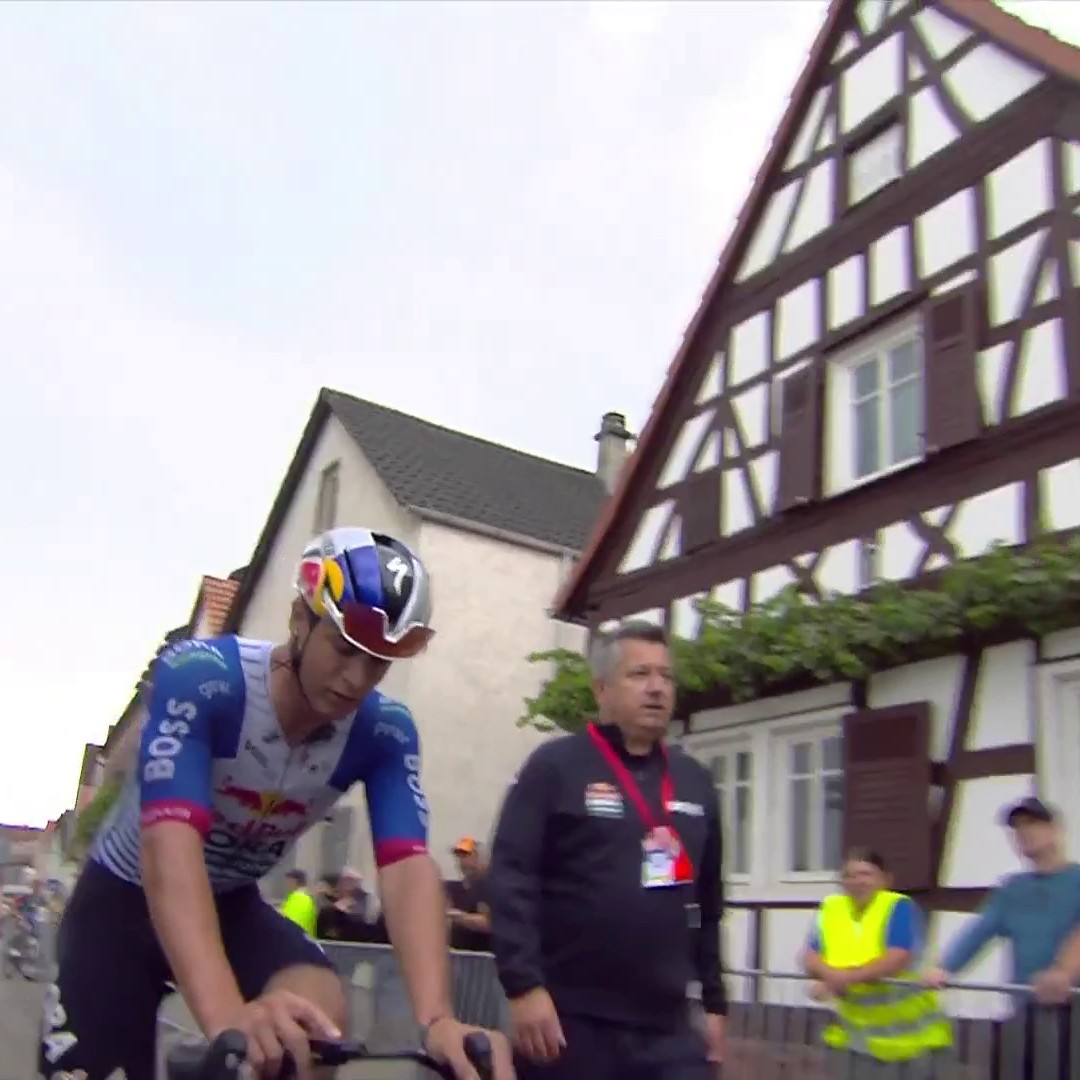 Wow, 19-year old Alessio Magagnotti (Red Bull Bora Hansgrohe) flies past Paul Magnier and wins stage 2 of Lidl Deutschland Tour in Offenbach an der Queich, his first pro victory! 👏🇮🇹 Only a world class sprinter can do this imo. #DeineTour