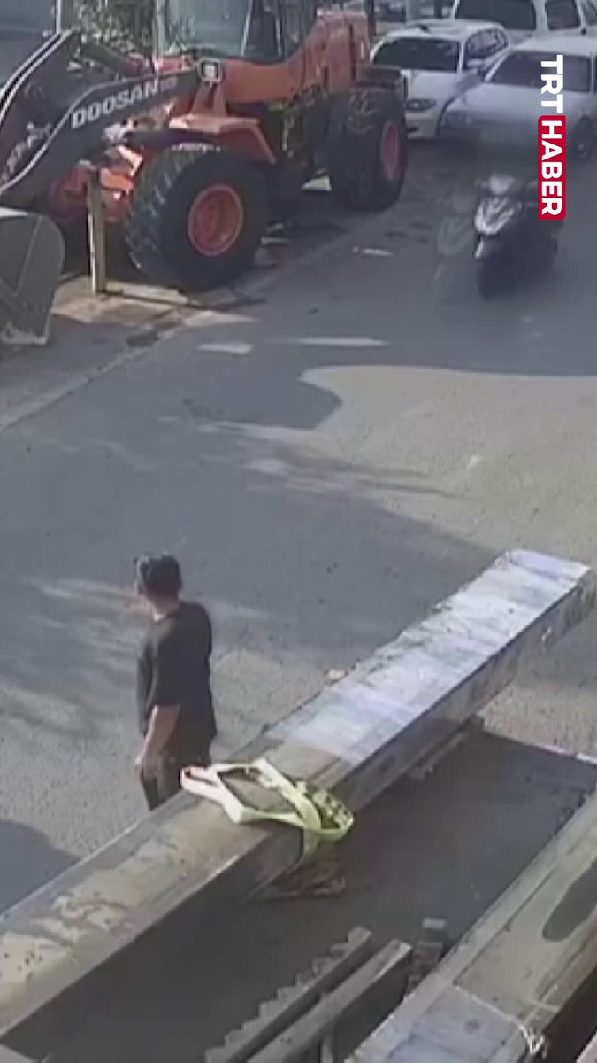 Tekirdağ'da bir motosiklet sürücüsü forkliftin demir ayaklarına çarpıp yaralandı.