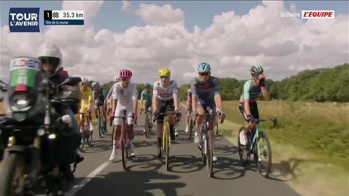 Violente chute sur le Tour de l'Avenir, l'étape a dû être neutralisée pendant plusieurs minutes après une chute dans le peloton à 36 km de l'arrivée.