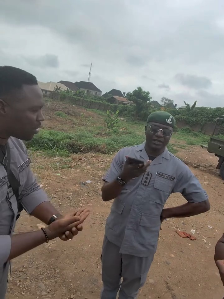 Man travelling for burial in a J5 bus gets into an argument with Customs officers on the expressway as the officers insist that the driver provide customs papers, while the man insists that the vehicle’s plate number and other documents are enough and that the officers do not need the customs duty papers.