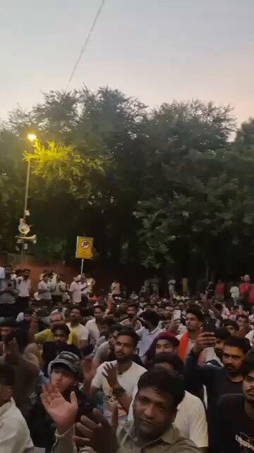 हम महाराणा प्रताप , मंगल पांडे , सुभाष चंद्र बोस, चंद्रशेखर तिवारी आज़ाद के वंशज है , लाठी डा डंडों से डरने वाले नहीं हैं , हमने आज़ादी दिलाई हम आरक्षण , एससी एसटी एक्ट और यूजीसी से भी आज़ादी दिलायेंगे , मोदी जी अभी आज ये ट्रेलर है फ़िल्म अभी बाक़ी है , इंतज़ार करना , आज की लाठियाँ याद रहेंगी । #आरक्षण_मुर्दाबाद #एससीएसटी_मुर्दाबाद #यूजीसी_रोलबैक