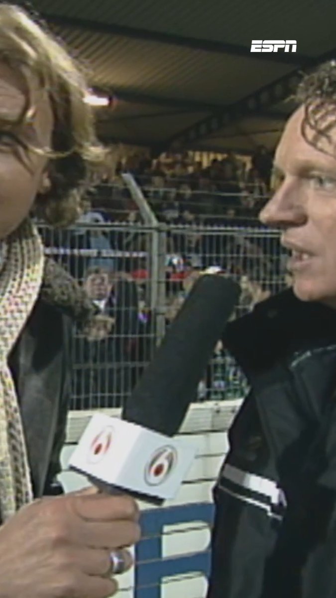 Mario Been hoort tijdens interview dat promotiefeest te vroeg is gestart 😳 #Voetbalkantine