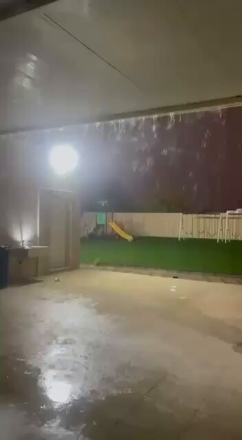 من النادر أن تصل السحب إلى مدينة أبوظبي بهذه القوة وفي هذه الفترة 👀⚡️ #Abudhabi