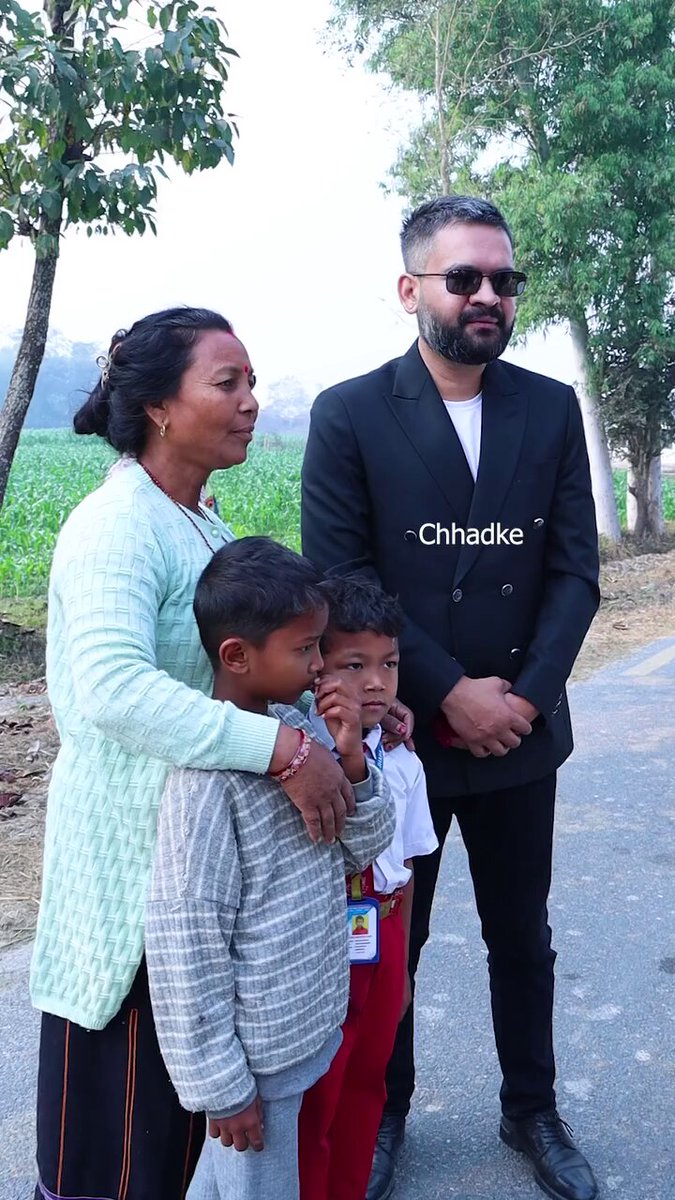 देशको प्रधानमंत्री भएर कानमा टप लाउने हो?! 😹😹😹