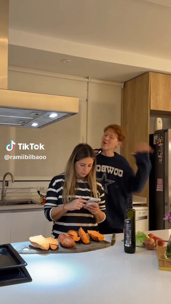 me senti tan identificada con este video de rami cocinando con la mamá porque yo soy igual con la mia, la diferencia es que mi mamá es peor jsjsjsjsjs