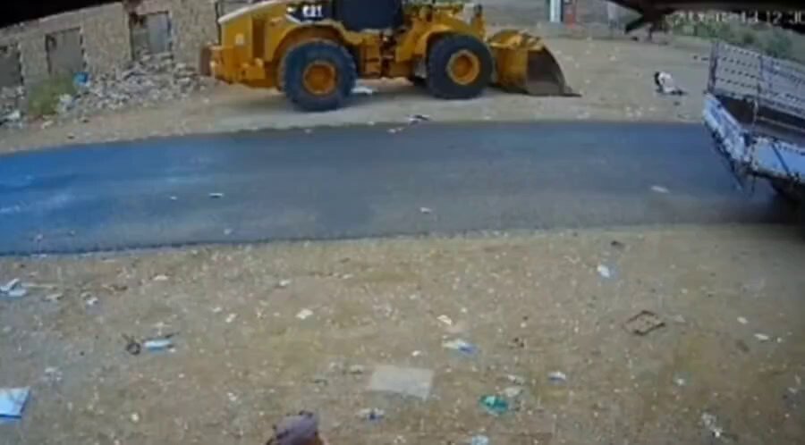 طفل يمني ينجو بأعجوبه بعد ان مرت السياره من فوقه أثنا بعد محاولته عبور الطريق ،
