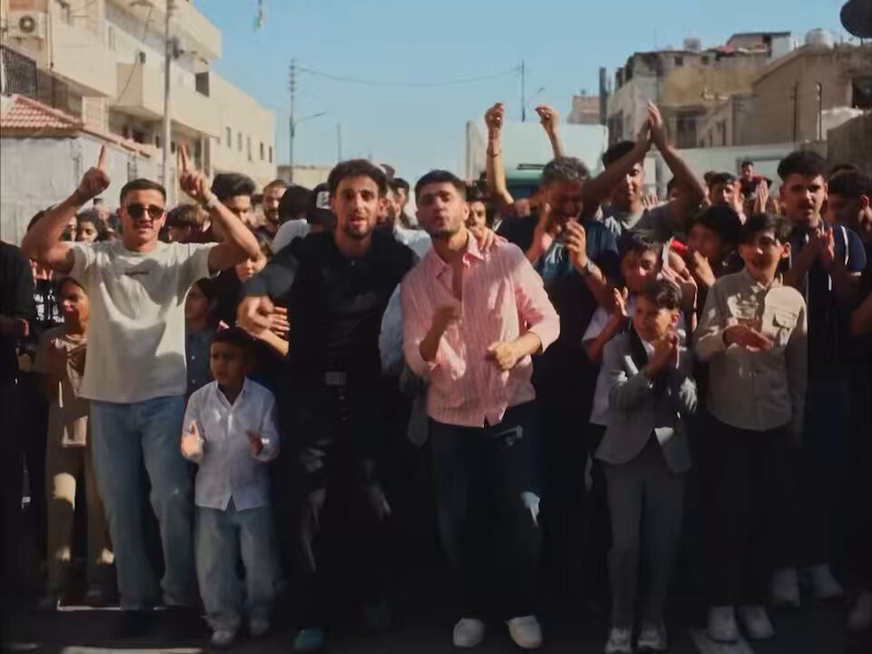 الكليب يمكن مش مكلّف ١٠٠٠ دولار، بس النظرة الابداعية (بكل الكليبات) عند مروان بتخلّي الكليب يبيّن عالمي. وجرأة منه انه يختار يصوّر الكليب بدولة ما بتتميّز لا بالفن ولا بالابداع كنوع من الدعم🤍 وطبعًا اسم saint levant بكفي عشان الاغنية تكون هيت.