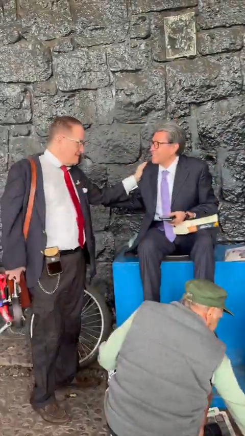 Al acudir al cumplimiento de mi labor académica en la División de Estudios de Posgrado de la UNAM, siempre disfruto caminar por los pasillos de la institución. ¡Buen viernes!