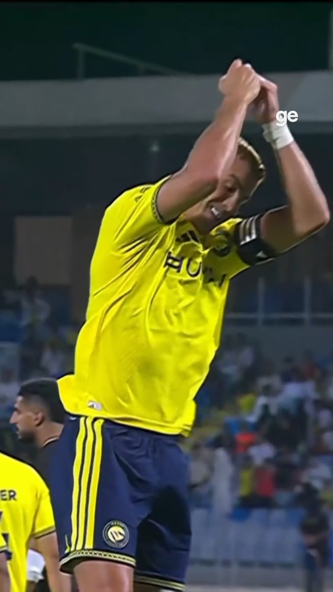 SIIIIIIIIUUUUUUU 🤖⚽ Gol 977 na carreira do gigante Cristiano Ronaldo! O craque marcou o quarto gol do Al-Nassr na vitória sobre o Al-Riyadh pelo Campeonato Saudita. #Futebol #CR7 #CristianoRonaldo #AlNassr