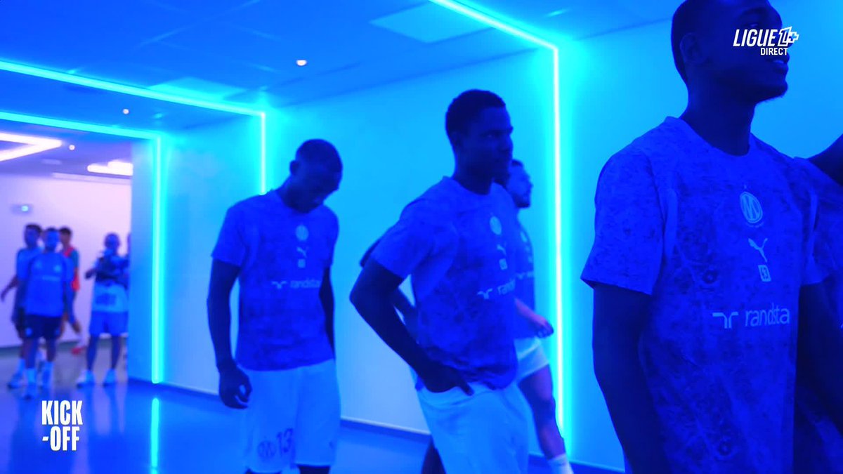L'entrée des joueurs de l'Olympique de Marseille pour l'échauffement 🏟️ On y est, quel bonheur 😍 #OMRCSA