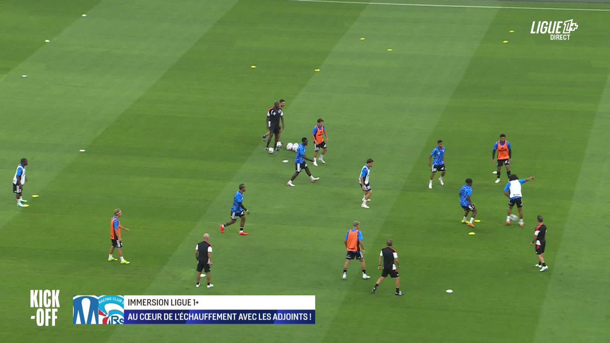 Micro posé sur les adjoints durant l'échauffement 🎙️ Montez le son et profitez 🔊 #OMRCSA