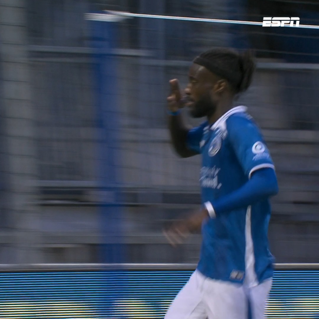 Kévin Monzialo schuift de bal lekker binnen voor FC Den Bosch 🐉 #dbofce