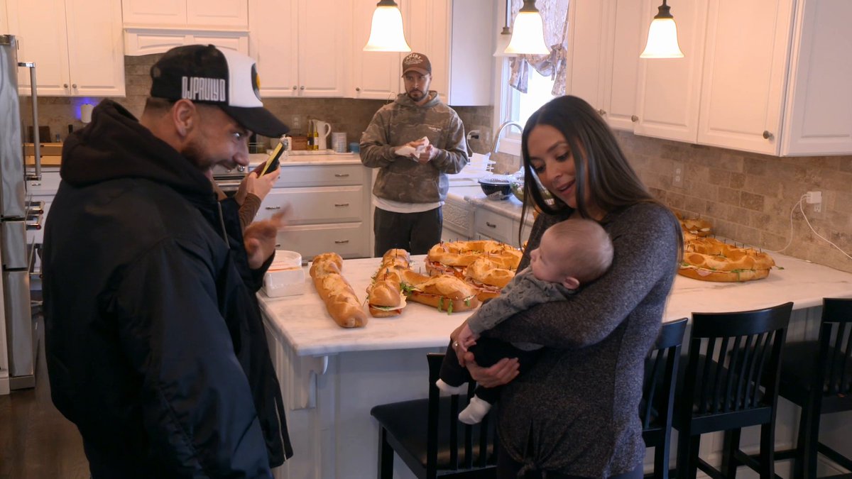Baby Vinny finally got to meet all his Jersey Shore aunties and uncles. Seeing Sammi in this chapter with her family complete has us in our feels. 🥹💕 #JSFamilyVacation