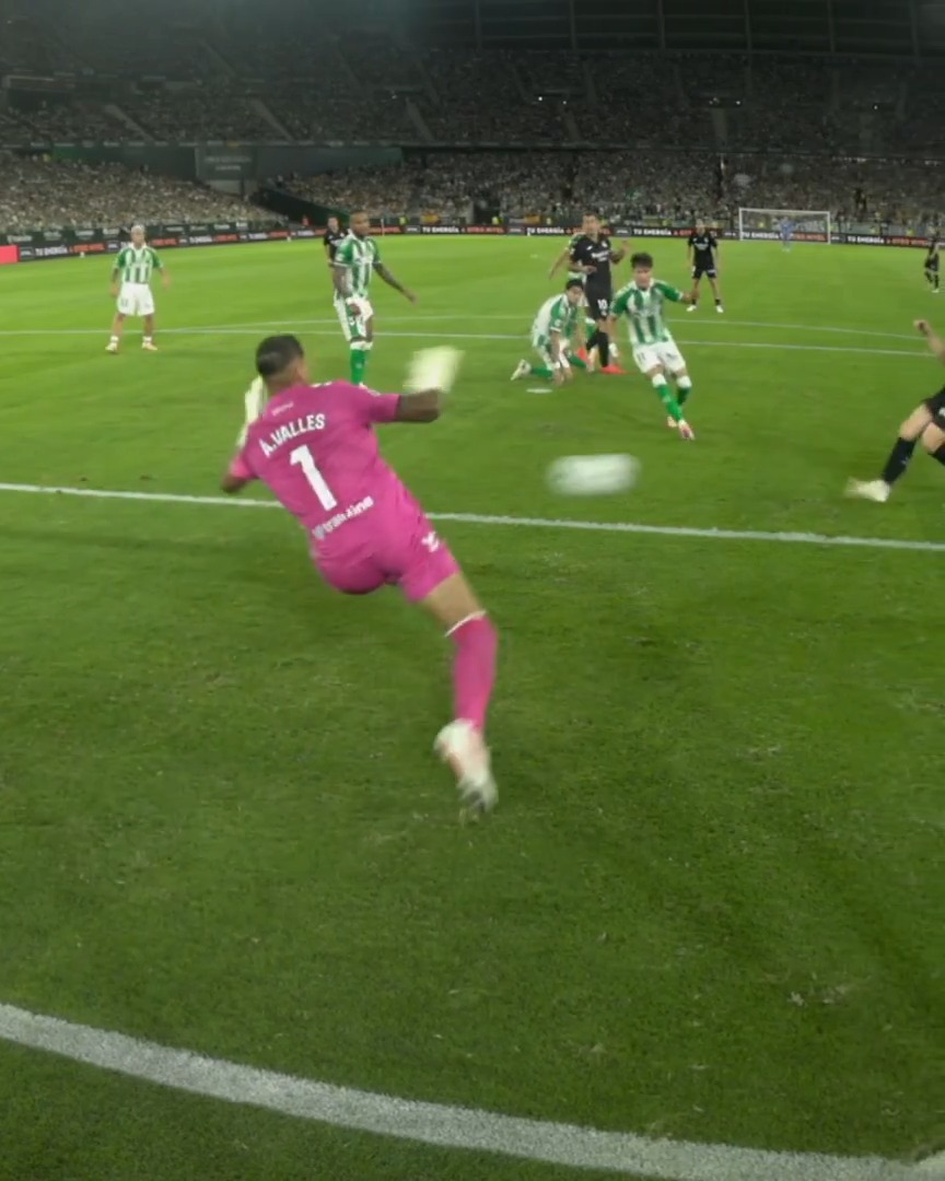 😱 ¡La ESTRATOSFÉRICA parada de Álvaro Valles en el RealBetisRealSociedad! LALIGAHighlights | VUELVELALIGA