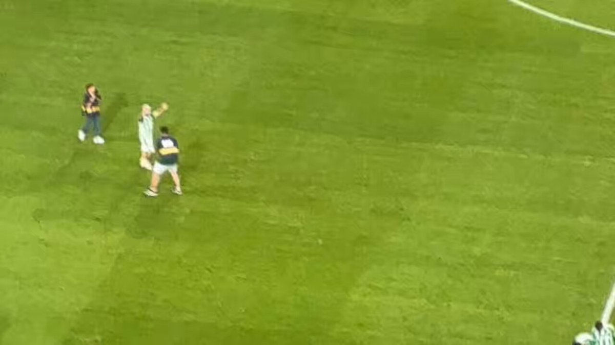 💚 Pablo García, emocionado y ovacionado por el beticismo tras la victoria ante la Real Sociedad. El canterano ultima su traspaso al Hull City y, salvo giro radical, será su último partido en el club. Como adelantamos en El Chiringuito TV. 🎥 vídeo de Mateo González.