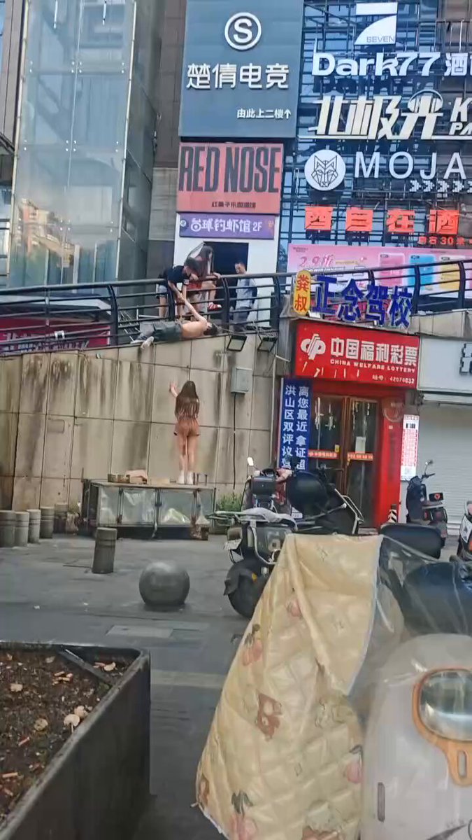 武汉小伙瞎搞染艾了，为博同情吓唬女朋友，话说装样子也的有点诚意好吗？🤣