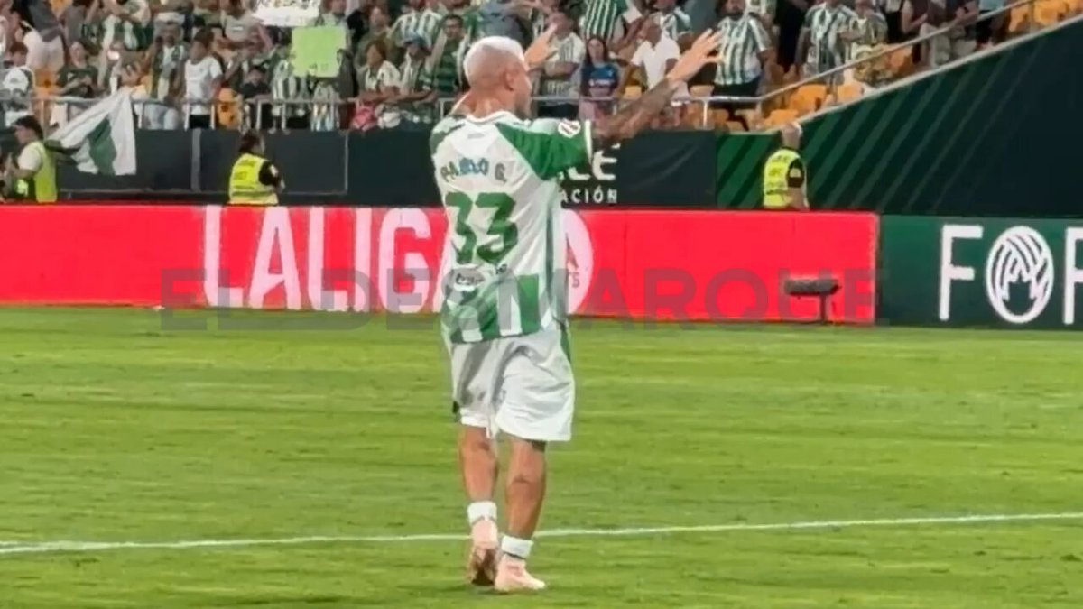🥹 Un chico criado en la casa. Un canterano que lo da todo por el Betis. Medio emocionado, lanzando besos a la grada y dando las gracias. La vuelta al campo de Pablo García... ¿con olor a despedida?