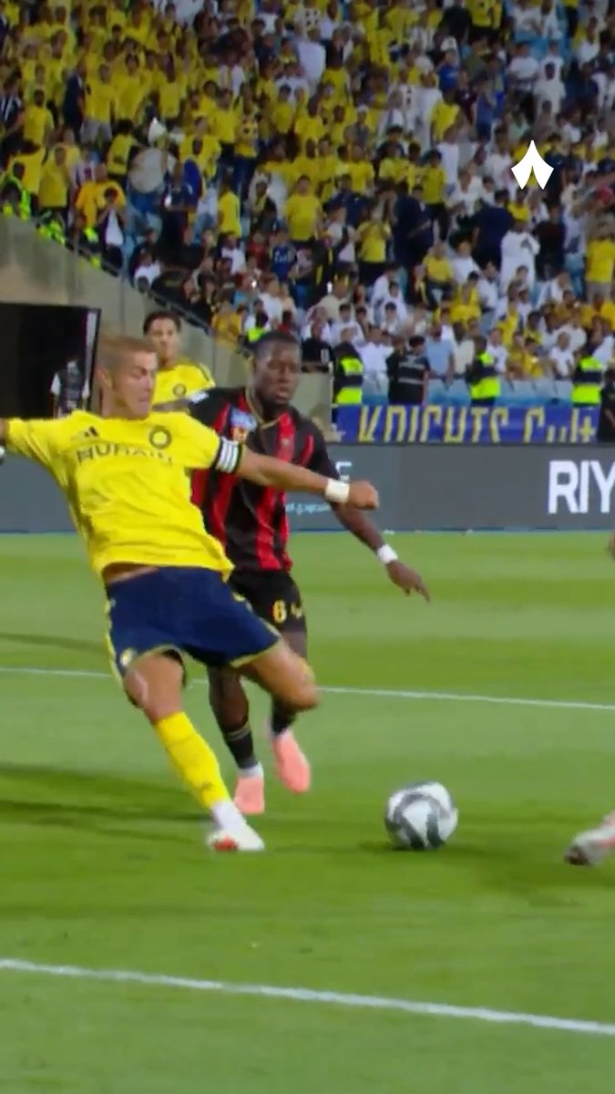 رونالدو يواصل كتابة الأرقام بالهدف رقم 977 في مسيرته. 🐐⚽️ ⁧#الرياض_النصر⁩ | ⁧#دوري_روشن_السعودي