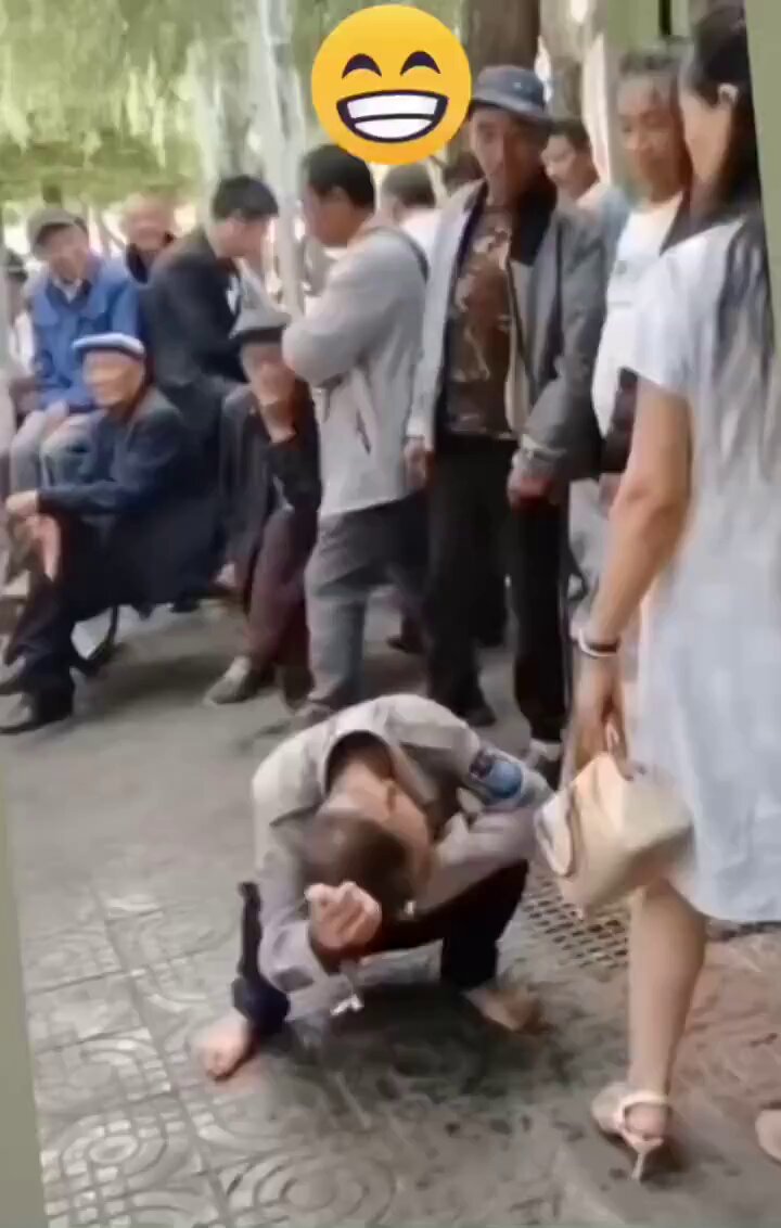 중국 여자가 공원에 놀러 감. 돈 많고, 힘 센 중국 아저씨들이 와서 이 여자를 둘러싸고 놀리며 괴롭힘.