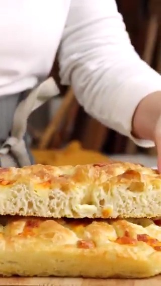 Focaccia 4 Quesos 🧀👌🏼 Sin amasado, bien suave, crujiente y deliciosa!
