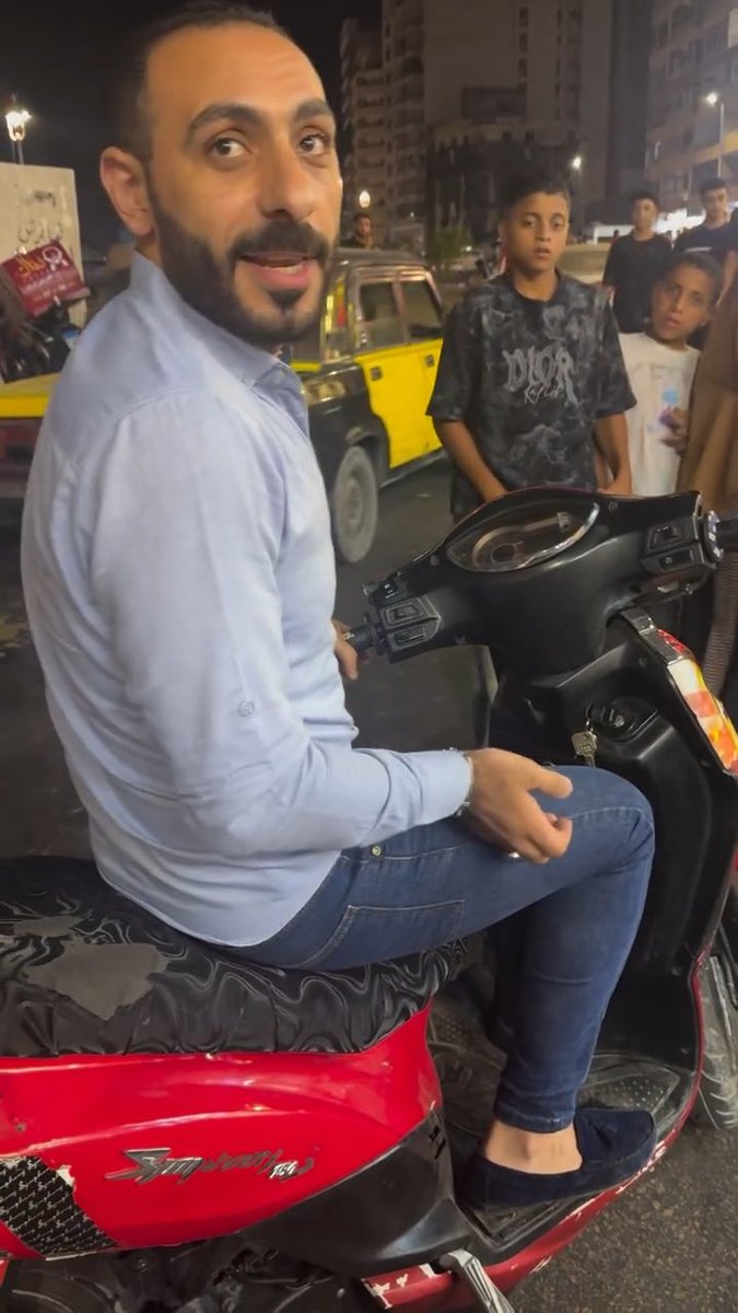 لأ انا مش بعاكسك ابسولتلي ده انا بعرض عليكي بس تيجي عندي 😂😂😂😂 البنت ضحكت من لغبطته قالتله روح يابني هى ناقصه لبخه فى الكلام🤡