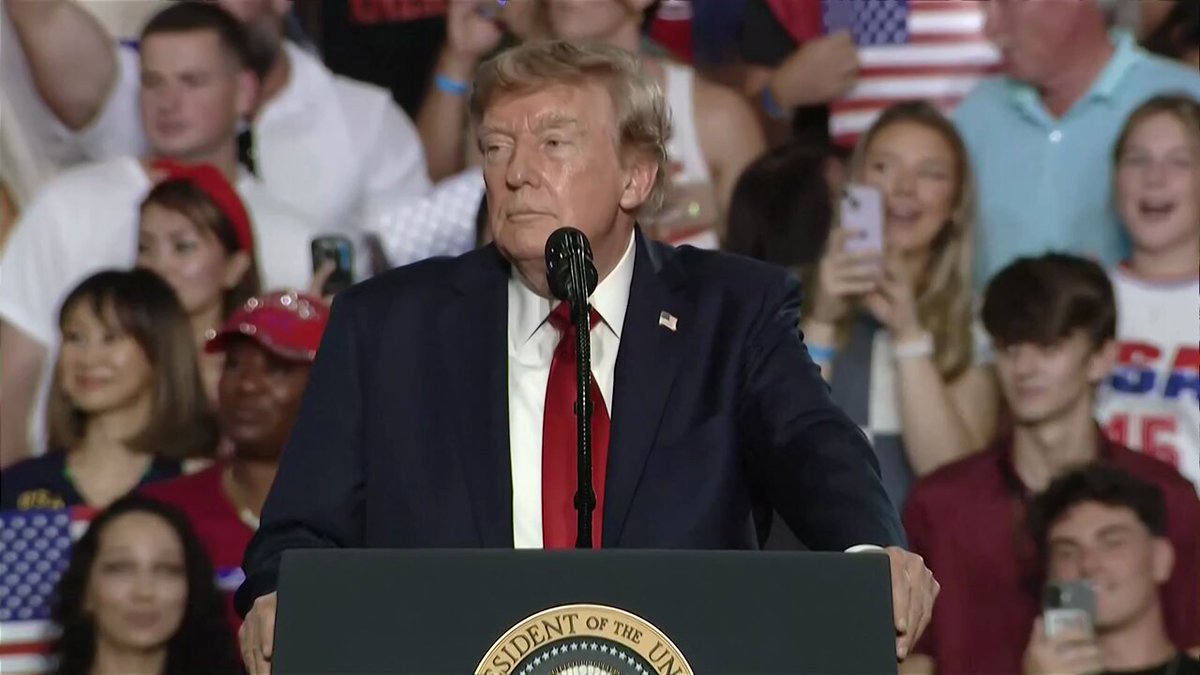 🔥🤣 President Trump just brought back a CLASSIC 2016 campaign rally staple as a heckler tries INTERRUPTING his speech "That person's GOING HOME TO MOM! Gonna get scolded because mom is voting for US!"