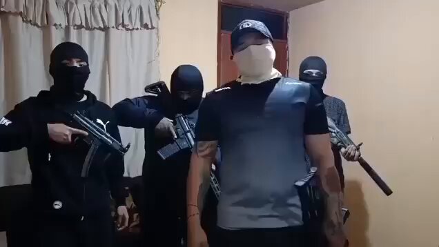 #Iquitos: E𝗻𝗰𝗮𝗽𝘂𝗰𝗵𝗮𝗱𝗼𝘀 𝗮𝗿𝗺𝗮𝗱𝗼𝘀 𝗲𝘅𝗶𝗴𝗲𝗻 𝗰𝘂𝗽𝗼𝘀 Un material audiovisual difundido en redes sociales muestra a cuatro personas con el rostro cubierto y portando armas de largo alcance, que lanzan un mensaje intimidatorio vinculado al cobro...