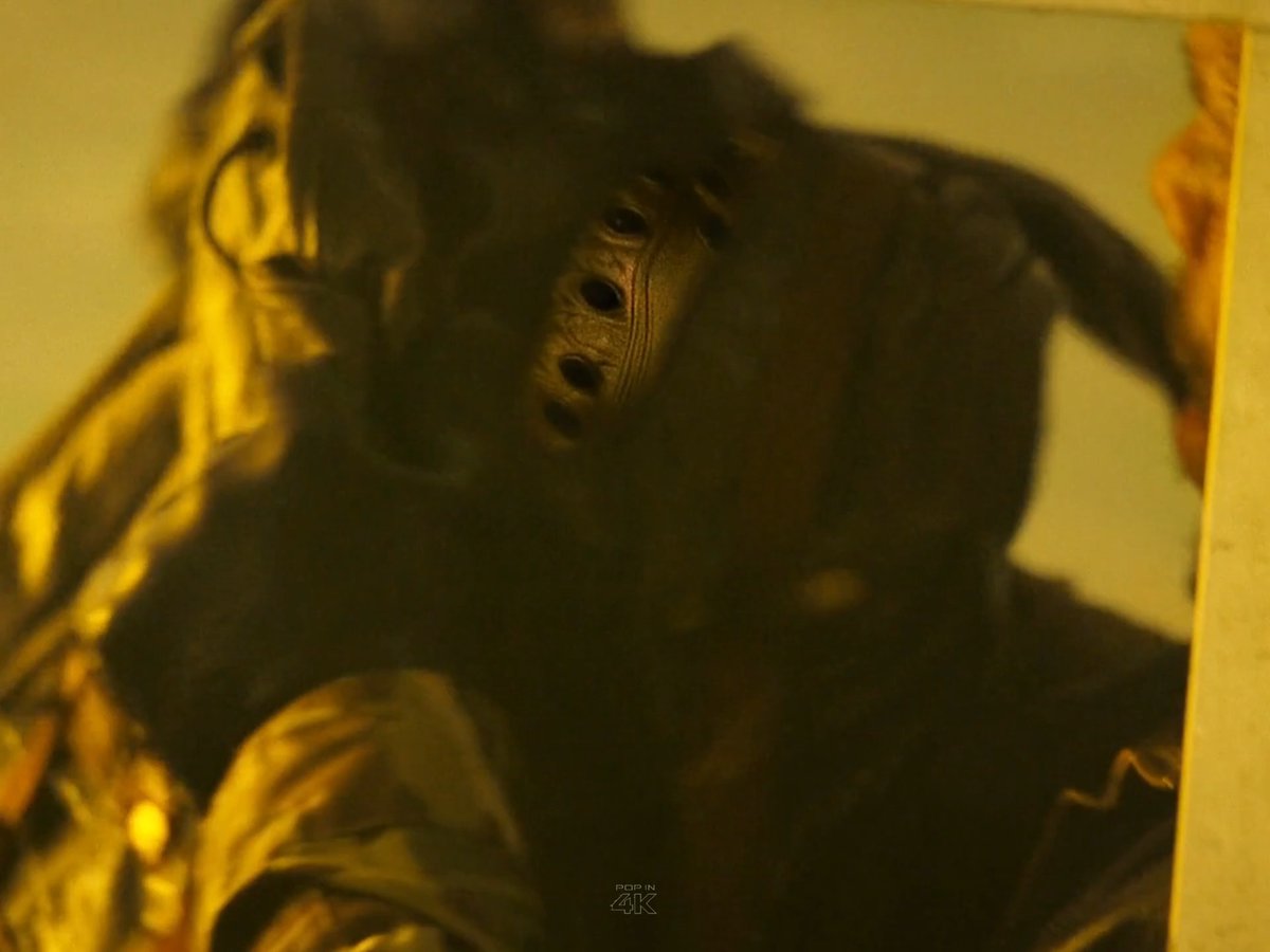 watching the final season of outer banks and they couldn't even be bothered to make a prop... they digitally slapped a crown onto the bag in the most shameless way lmaooo and then all the hurricane damage shown is just low-res AI slop like JUST CHEAP AND NASTY