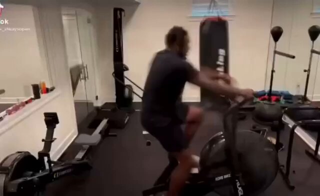 #PATRIOTS WR AJ BROWN HAS THE MOST INTENSE OFF-SEASON WORKOUTS YOU WILL EVER SEE. • Wakes up at 6 a.m. every day • Runs routes for 30–45 minutes • Lifts three days per week • Runs up to 30 110-yard sprints in under 12 seconds each • Catches 500 tennis balls every day • Performs speed, mobility, plyometric and resistance drills • Finishes with core work until complete exhaustion • Uses cold tubs and steam rooms for recovery • Spends 30 minutes visualizing plays and studying the call sheet Brown posted a video of this: