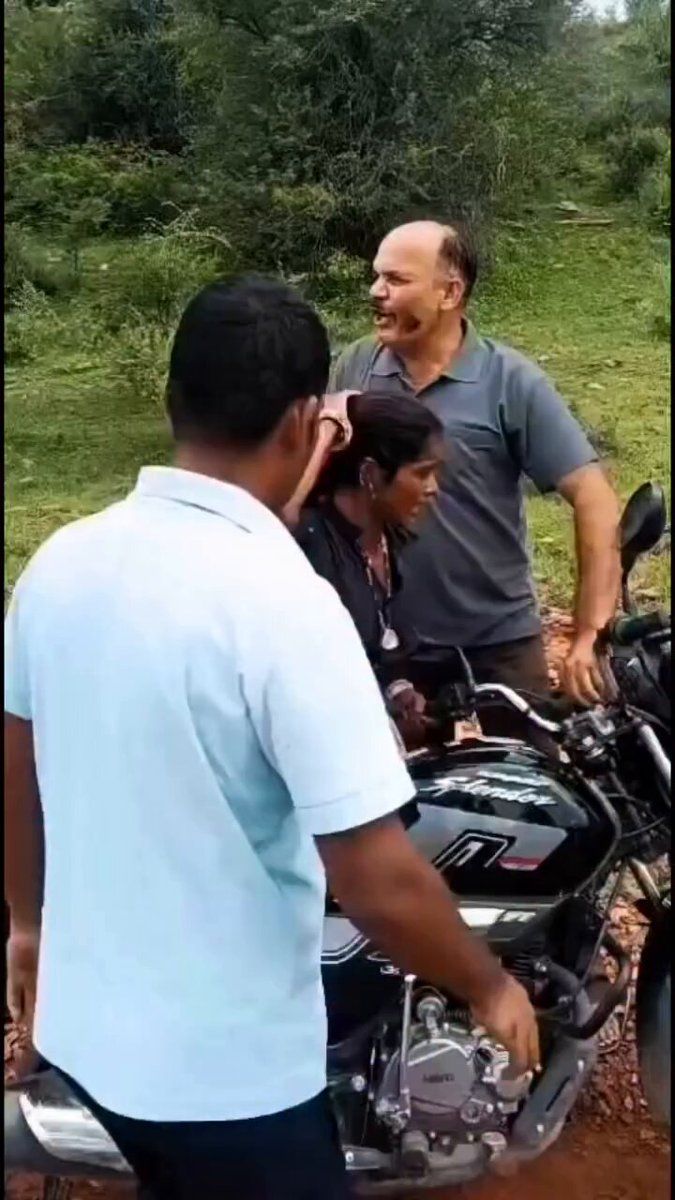 राजस्थान में जंगलराज 🤔 ये घटना श्यामपुर वन विभाग चौकी सपोटरा की है। किसी महिला को ऐसे पकड़ना और प्रताड़ित करना कौनसे नियम में लिखा है, बिना महिला कार्मिक के छूना भी क़ानूनन अपराध है। आख़िर इस मामले की सच्चाई क्या है? District Collector & Magistrate, Karauli CMO Rajasthan Fight For Right Team Hansraj Meena