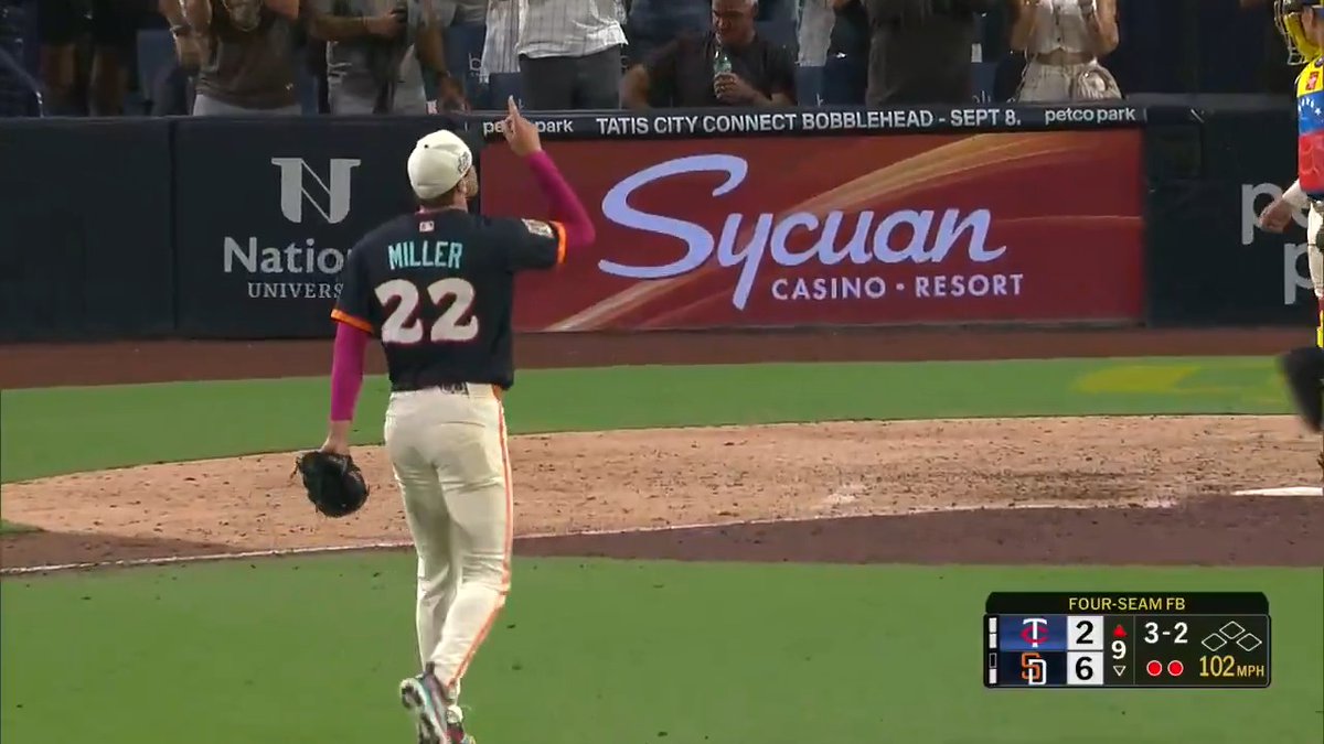Mason Miller en la lomita de San Diego: Tres bateadores, tres ponches 89.2 MPH primer ponche 103.1 MPH segundo ponche 101.9 MPH tercer ponche