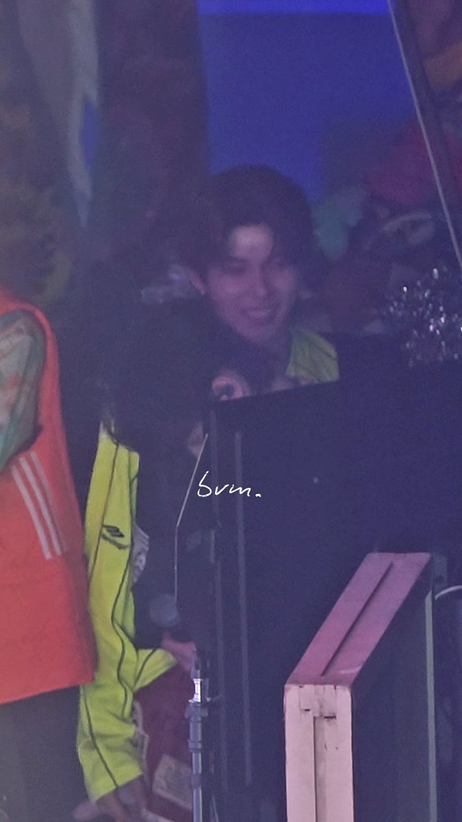 แต่ตอนตี๋รอขึ้นเสตจต่อจากป๋อ แล้วป๋อแซว ตี๋ยิ้มไม่หุบเลยจริง ๆ นะ ยิ่งตอนป๋อบอก “ชอบเลี้ยงหมา” คือยิ้มแป้นเลย ป๋อระวังตัวไว้น้า เล่นกับหมามาก ๆ ระวังหมาเลียปากเอาาา 🫠🫠🫠 #teeteepor