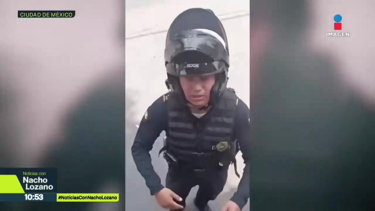 “Ahorita te voy a remitir, culero”, le dijo un policía a una persona que lo estaba grabando por presuntamente pedirle dinero. Aunque no hay precisión de cuál pudo ser la falta del conductor que lo grabó, la #SSC nos informó que Asuntos Internos ya identificó al oficial.