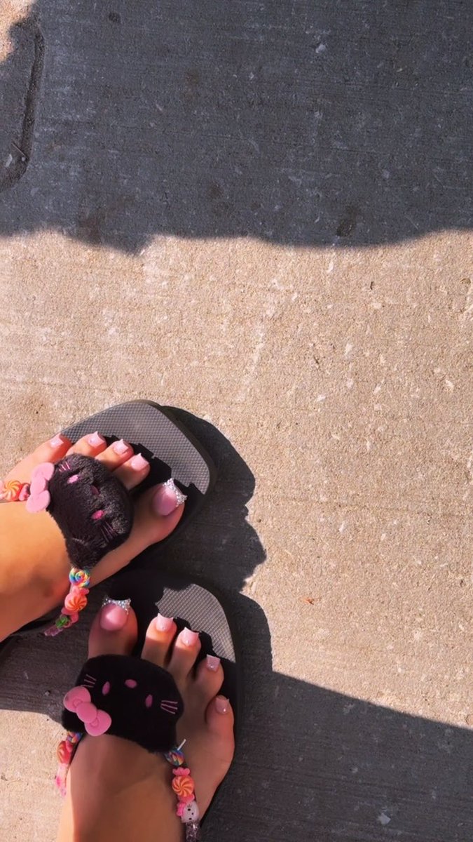 Yall welcome for the free feet pics 😂🌚