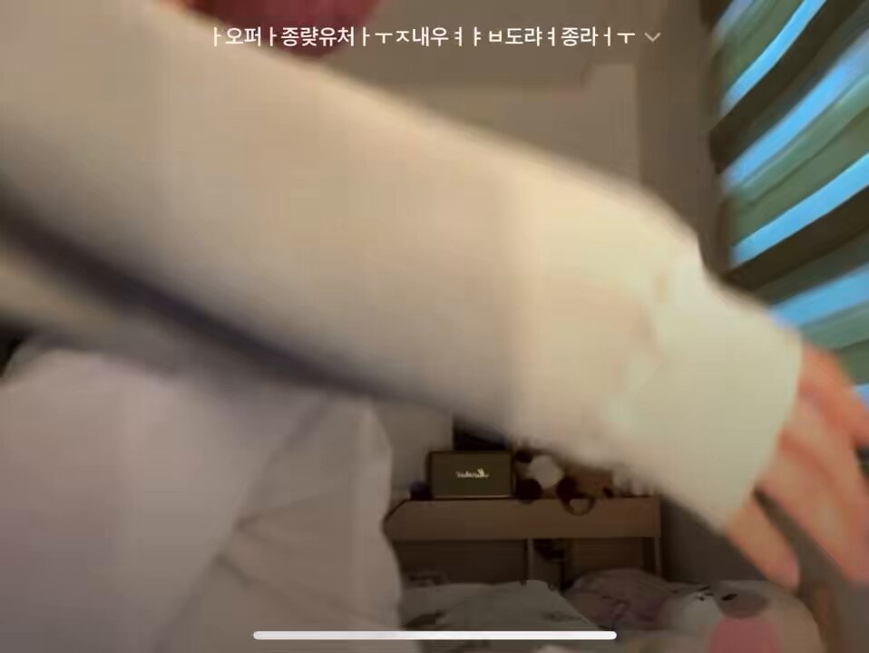 remembering that moment when gyuvin and zhang hao hugged each other so tightly after gyuvin’s first music core mc broadcast 🥺