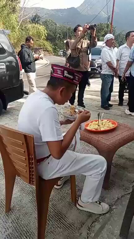 Bapak aing lagi di tempat gempa Makan bersama warga di pengungsian Terlepas gub konten atau apapun Tapi masih lebih baik dari pada gubernur gw yg saat ini ga tau lagi ngapain